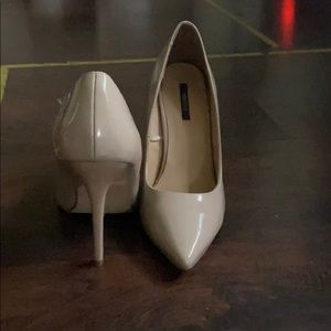Nude pumps